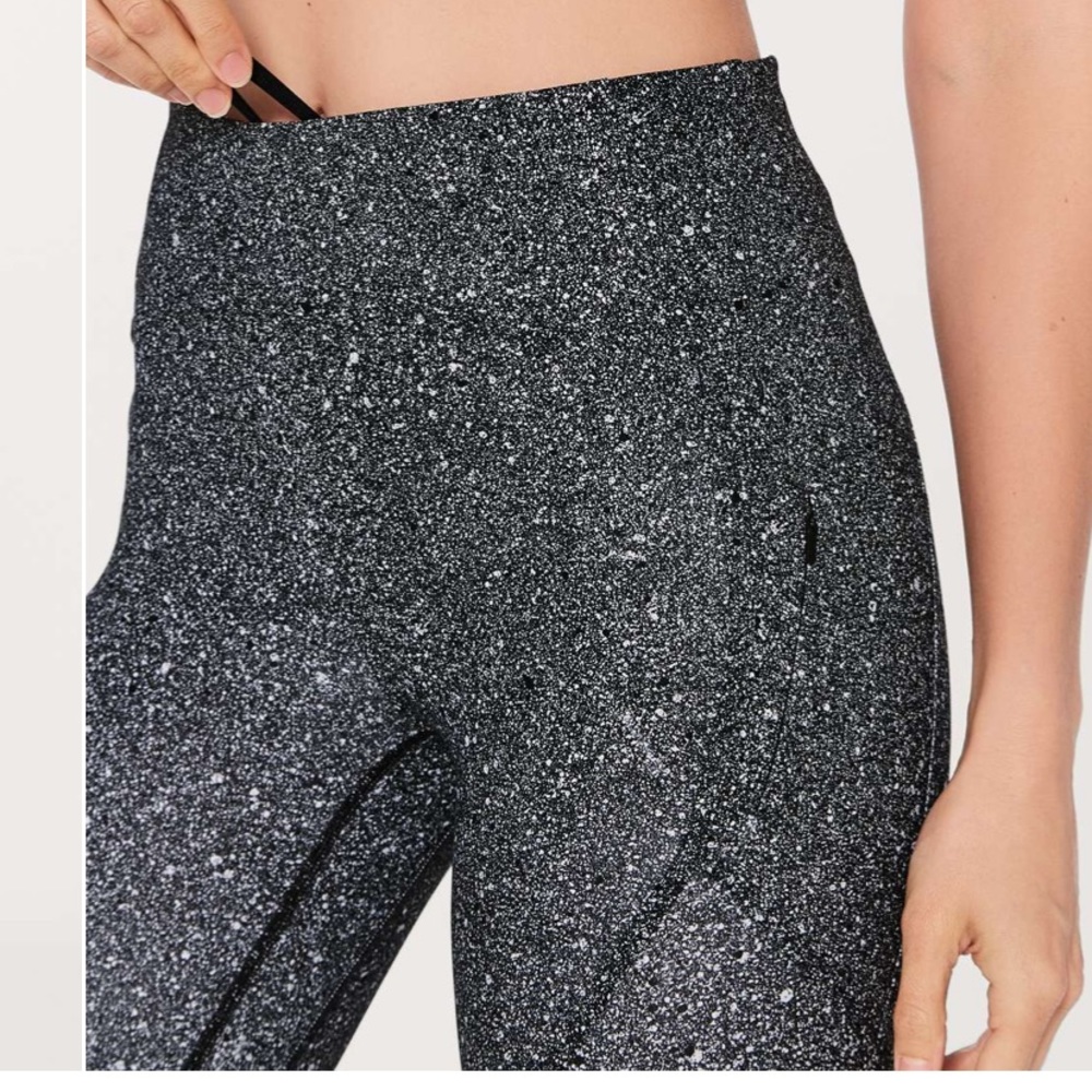 Lululemon Lead The Pack Tight 28"
Luminesce Splatter White Black Sz 4